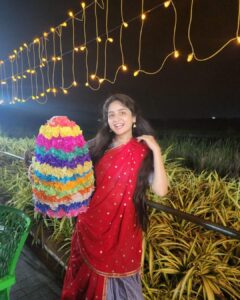 Poonam Kaur Instagram - తెలంగాణ ఆచార, సంప్రదాయాలకు ప్రతీక.. మన ఆడబిడ్డల ఆత్మగౌరవాన్ని చాటే పూల వేడుక.. సద్దుల బతుకమ్మ శుభాకాంక్షలు

#bathukamma2023 #bhadrakali #warangal