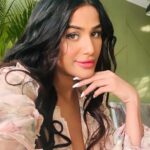 Poonam Pandey Instagram - Can anyone please explain what this song means? Mujhe ye gaana bohot pasand hai ✨✨ #favorite #song #pplovers #cute #poonampandey