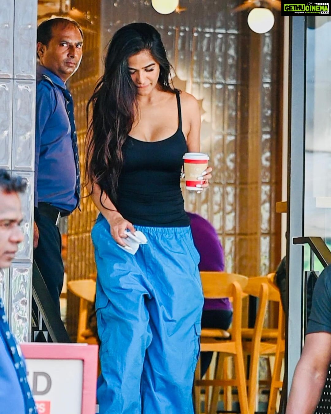 Poonam Pandey Instagram - Stepped out for some coffee #nomakeup . #coffee #fun #drive #pplovers #poonampandeyfans #ppfans #coffeetime