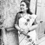 Poornima Bhagyaraj Instagram – 🖤🩶
#kiliyekiliye my song from my film #Aarathri with #mamooty & #rohini 
Still #trending after 40years 😃