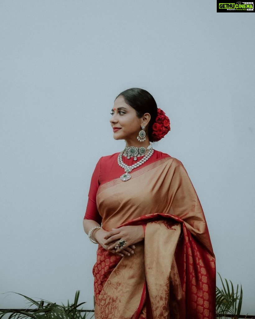 Poornima Indrajith Instagram - ♥️ Jewellery; @pureallure.in Make up : @reshmu__ Hair : @rethikarijo Pics : @reth_gvr_cinematographer Retouching: @binoy_devassy_photography