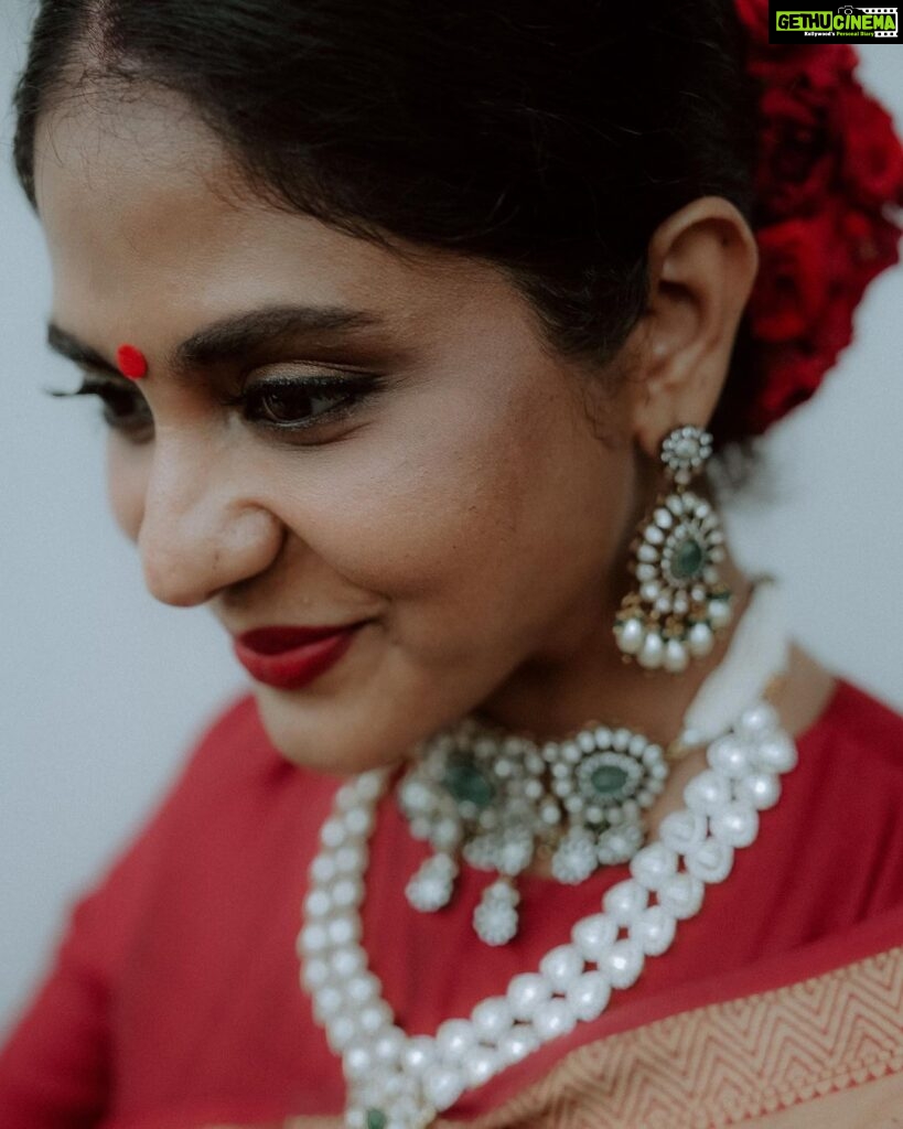 Poornima Indrajith Instagram - ♥️ Jewellery; @pureallure.in Make up : @reshmu__ Hair : @rethikarijo Pics : @reth_gvr_cinematographer Retouching: @binoy_devassy_photography