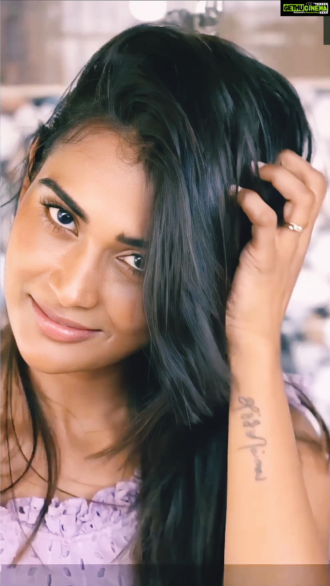 Poornima Ravi Instagram - Healthy, split-end free hair makes my whole day better! Want to know my secret? It is @lovebeautyandplanet_in’s Curry Leaves, Vegan Biotin & Mandarin Orange Sulphate-Free Shampoo & Conditioner. This range has Pure Curry Leaf extracts that boosts my hair growth and a 100% Vegan Biotin that improves my hair thickness. Plus, this hair care duo is scented with citrusy Mandarin Oranges for a refreshing fragrance which is oh-so relaxing!🍊 You all can definitely see the difference this range has made! Totally loving my strong, split-end free hair! Go try it for yourself 😍🧡 #AD#LongHair #NaturalHaircare #LoveBeautyAndPlanet#HairGoalsWithLBP #NoSplitEnds#HairGoals#CurryLeaves#VeganBiotin#MandarinOrange