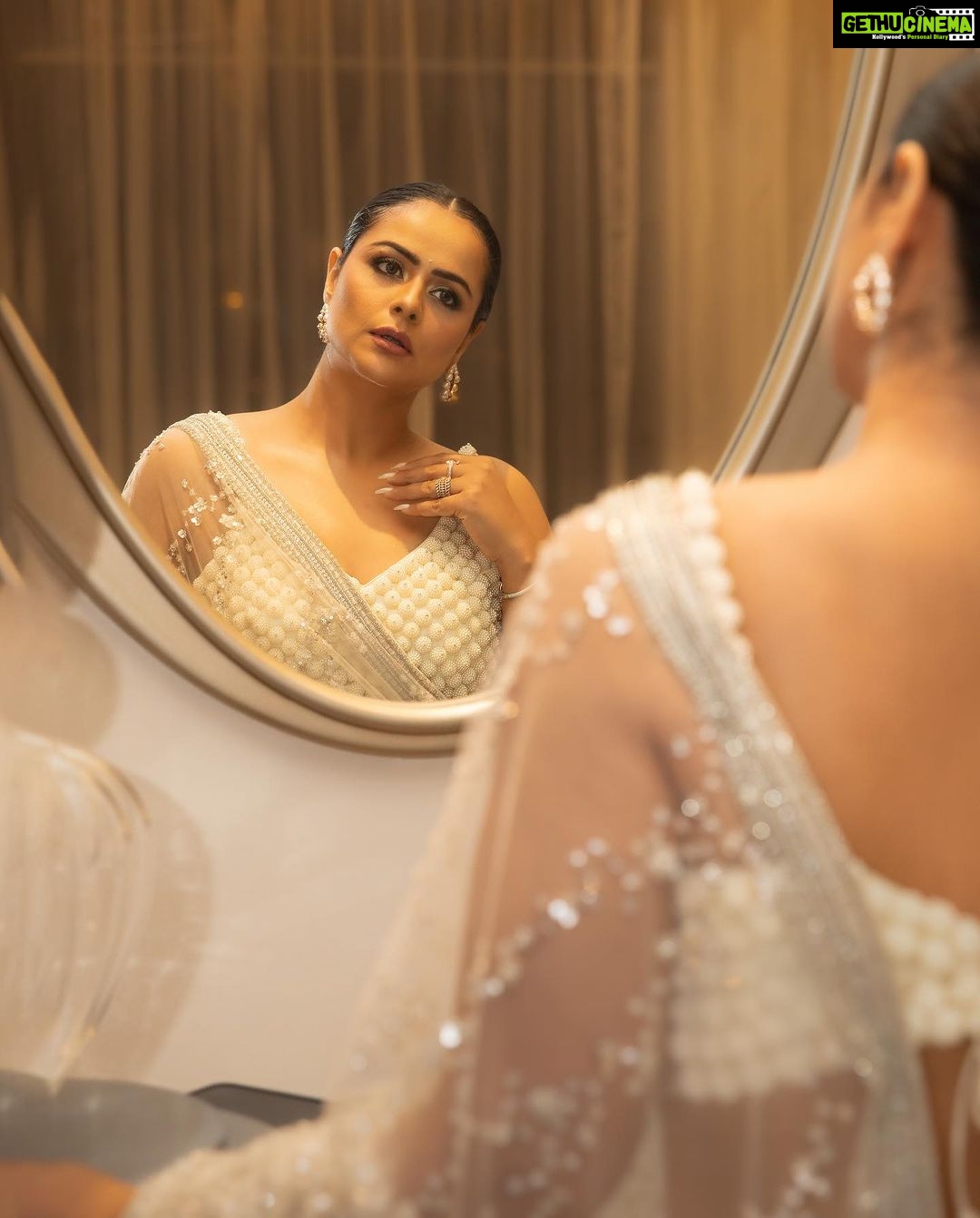 Prachi Tehlan Instagram - SIIMA Day 2 ❤️ Stylist: @rishu812 Wearing : @dlmayaofficial @dlmaya8 Accessories: @sollakdesigns MUAH: @glam_by_barsha Captured by: @reyansh_rahul_photography Event: @siimawards Hilton Dubai Al Habtoor City