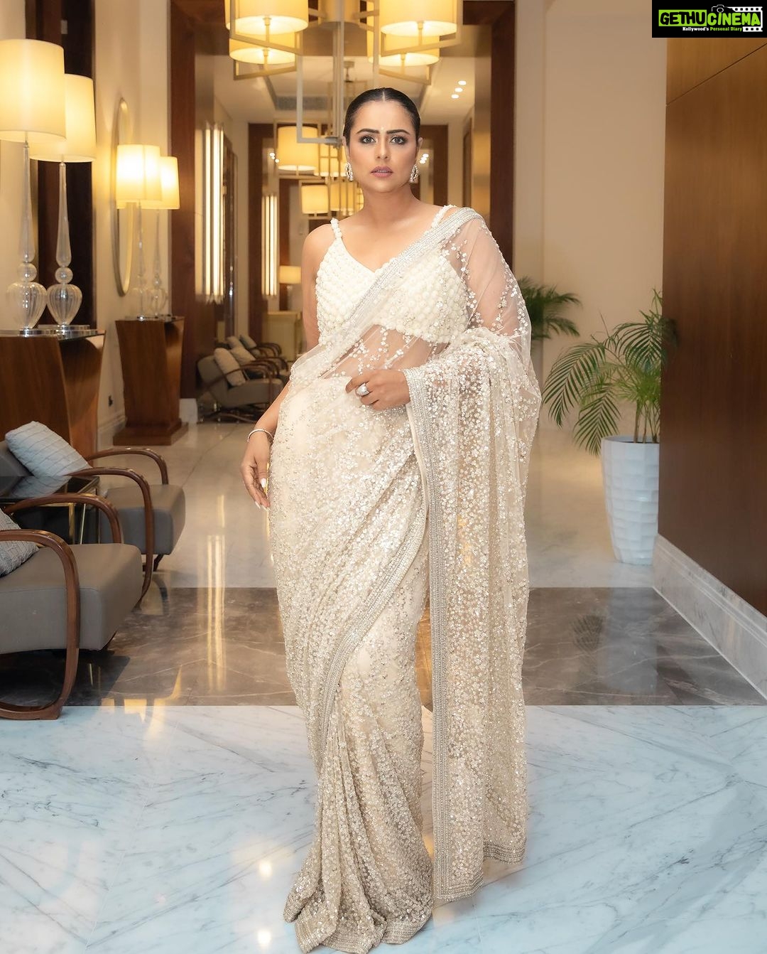 Prachi Tehlan Instagram - SIIMA Day 2 ❤️ Stylist: @rishu812 Wearing : @dlmayaofficial @dlmaya8 Accessories: @sollakdesigns MUAH: @glam_by_barsha Captured by: @reyansh_rahul_photography Event: @siimawards Hilton Dubai Al Habtoor City