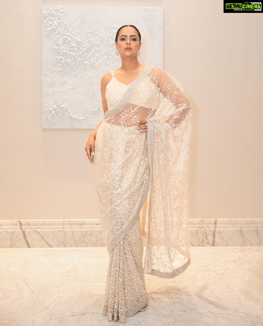 Prachi Tehlan Instagram - SIIMA Day 2 ❤️ Stylist: @rishu812 Wearing : @dlmayaofficial @dlmaya8 Accessories: @sollakdesigns MUAH: @glam_by_barsha Captured by: @reyansh_rahul_photography Event: @siimawards Hilton Dubai Al Habtoor City