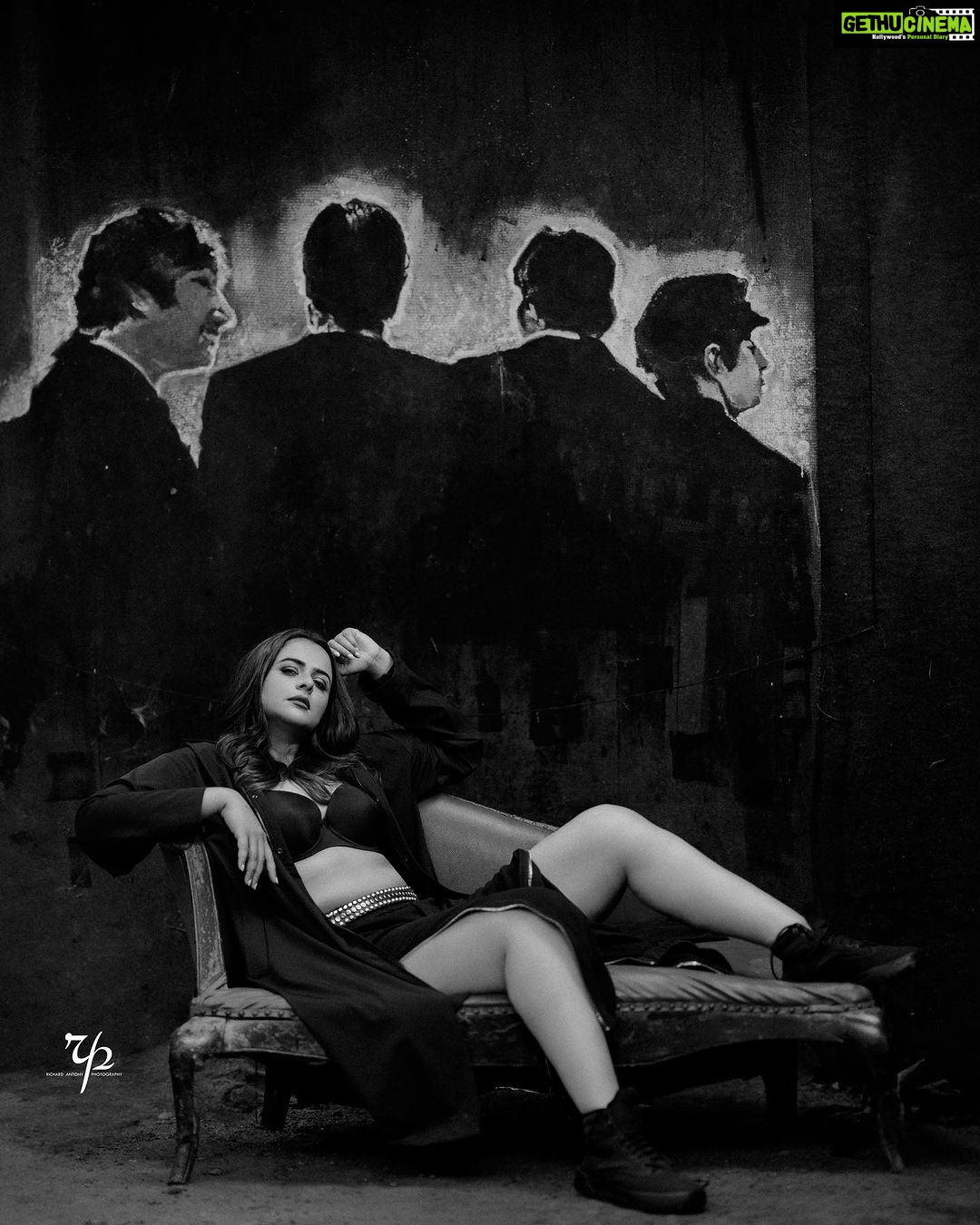 Prachi Tehlan Instagram - Being a BATWOMAN 🦇 Photographer: @richard_antony_ Designer stylist : @jishadshamsudeen Makeup & HairStyling : @jcb_kochi Crew :@cinematographer_jibin_dev @knowrich Retouch : @sam_retouch #quirky #sexy #fun #kochi Kochi, India