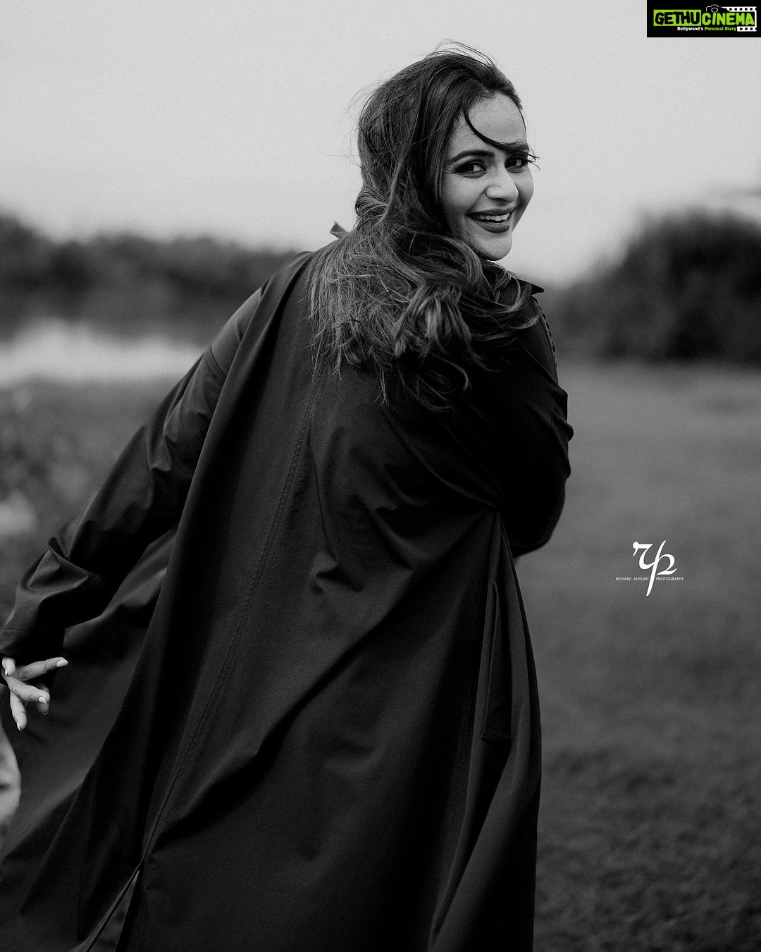 Prachi Tehlan Instagram - Being a BATWOMAN 🦇 Photographer: @richard_antony_ Designer stylist : @jishadshamsudeen Makeup & HairStyling : @jcb_kochi Crew :@cinematographer_jibin_dev @knowrich Retouch : @sam_retouch #quirky #sexy #fun #kochi Kochi, India