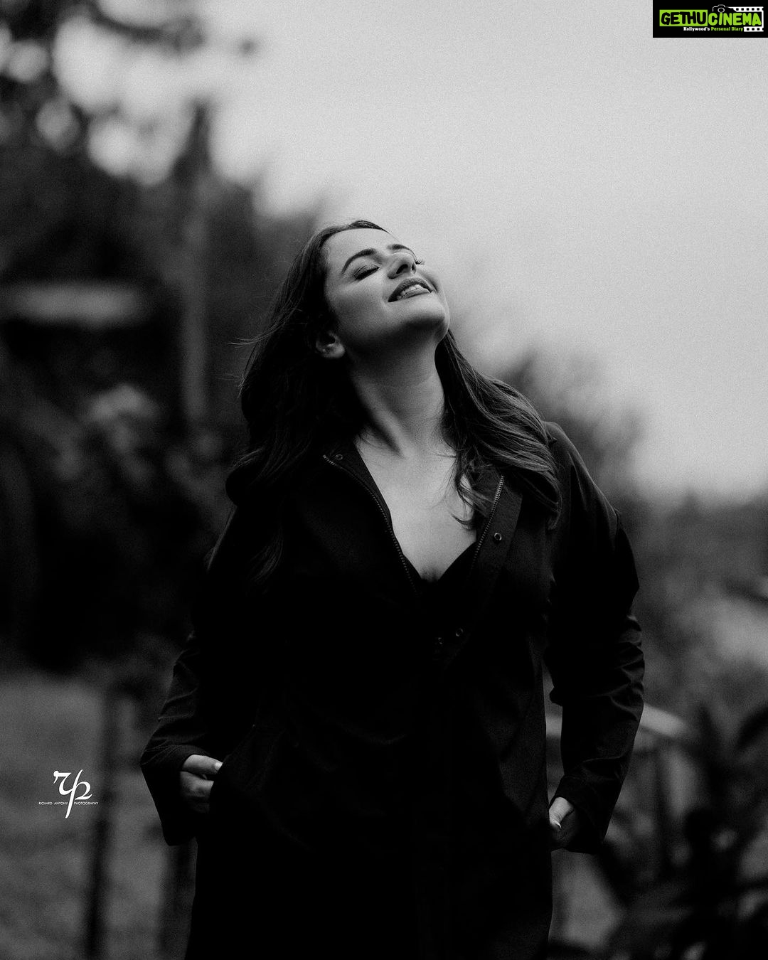 Prachi Tehlan Instagram - Being a BATWOMAN 🦇 Photographer: @richard_antony_ Designer stylist : @jishadshamsudeen Makeup & HairStyling : @jcb_kochi Crew :@cinematographer_jibin_dev @knowrich Retouch : @sam_retouch #quirky #sexy #fun #kochi Kochi, India
