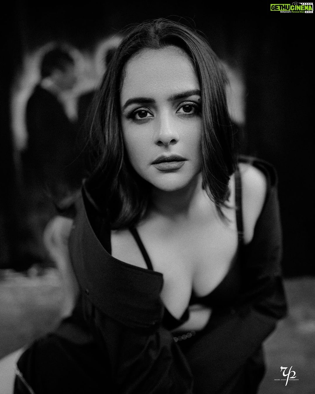 Prachi Tehlan Instagram - Being a BATWOMAN 🦇 Photographer: @richard_antony_ Designer stylist : @jishadshamsudeen Makeup & HairStyling : @jcb_kochi Crew :@cinematographer_jibin_dev @knowrich Retouch : @sam_retouch #quirky #sexy #fun #kochi Kochi, India