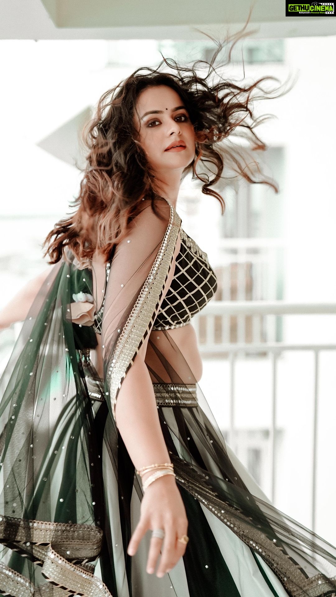 Prachi Tehlan Instagram - 🫶🏻 Stylist: @rishu812 Wearing : @phoolshreeofficial MUAH: @makeup_by_shibinantony Accessories: @sollakdesigns Captured by: @cinematographer_jibin_dev Video Editor: @satheeshraju027 PR : @socisparrow Retouch: @akhilchandra_photography #myfavorite Marine Drive, Cochin, Kerala