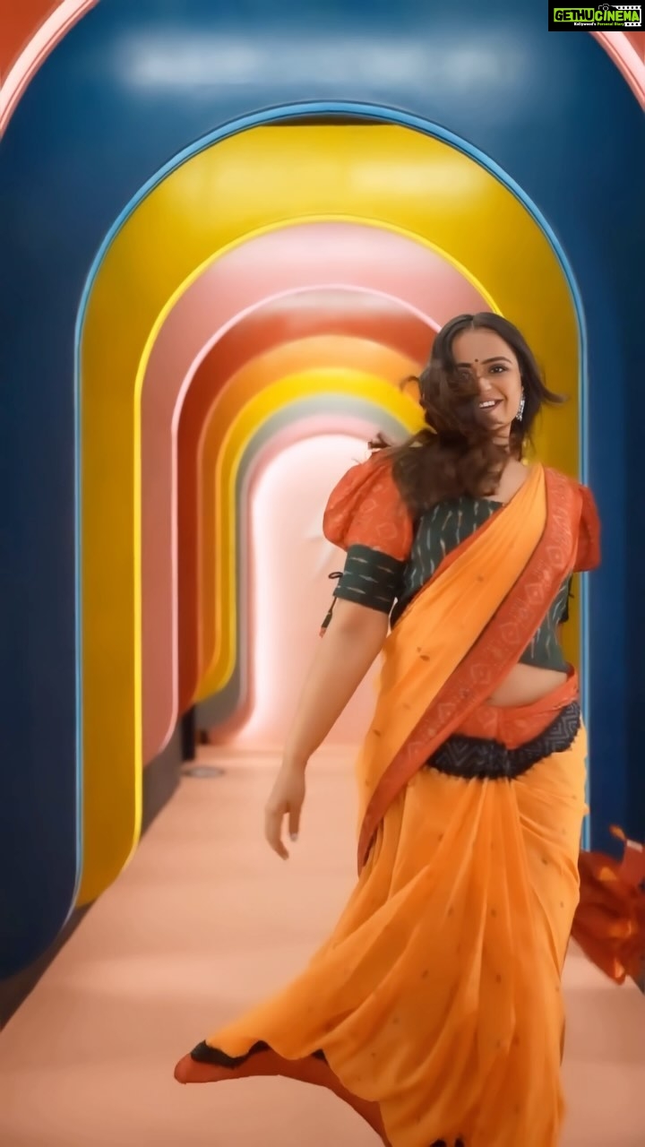 Prachi Tehlan Instagram - Cover shoot for Manorama was an absolute FUN ! 🥰 Muse: @prachitehlan Shoot Manager: @naresshkrishna Photographer: @rejibhaskar_ DOP: @sarathrajendra_cinematographer Stylist: @joe_elize_joy Makeup : @shari_naressh_makeup Hair stylist: @__lovelook__ Stylist Assistant: @akshara_karimbil Magazine: @manoramaweekly Kochi, India