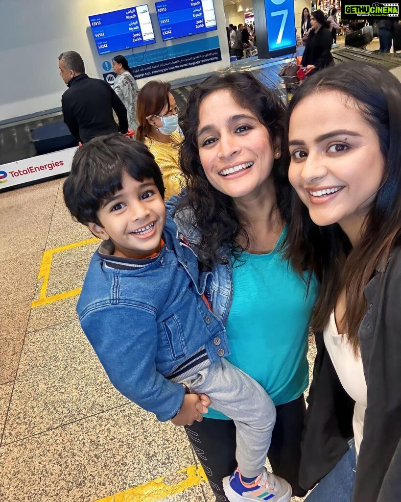 Prachi Tehlan Instagram - Love random crazy human encounters. Soul connecting soul ✈️ #loveairports #traveldiaries #dubaiwelcomesme Dubai, United Arab Emirates
