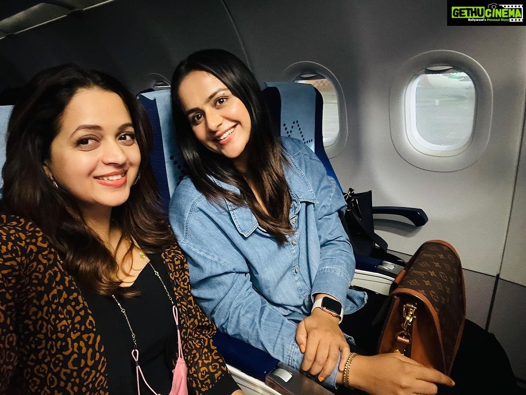 Prachi Tehlan Instagram - Met this adorable @bhavzmenon in the flight recently. Other than being extremely humble she is also outspoken, charming and beautiful. Lovely meeting you β€οΈ Cheers to new friendship ππ» #flightmoments #kochi #prachikatehlan #bhavnamenon Kochi, India
