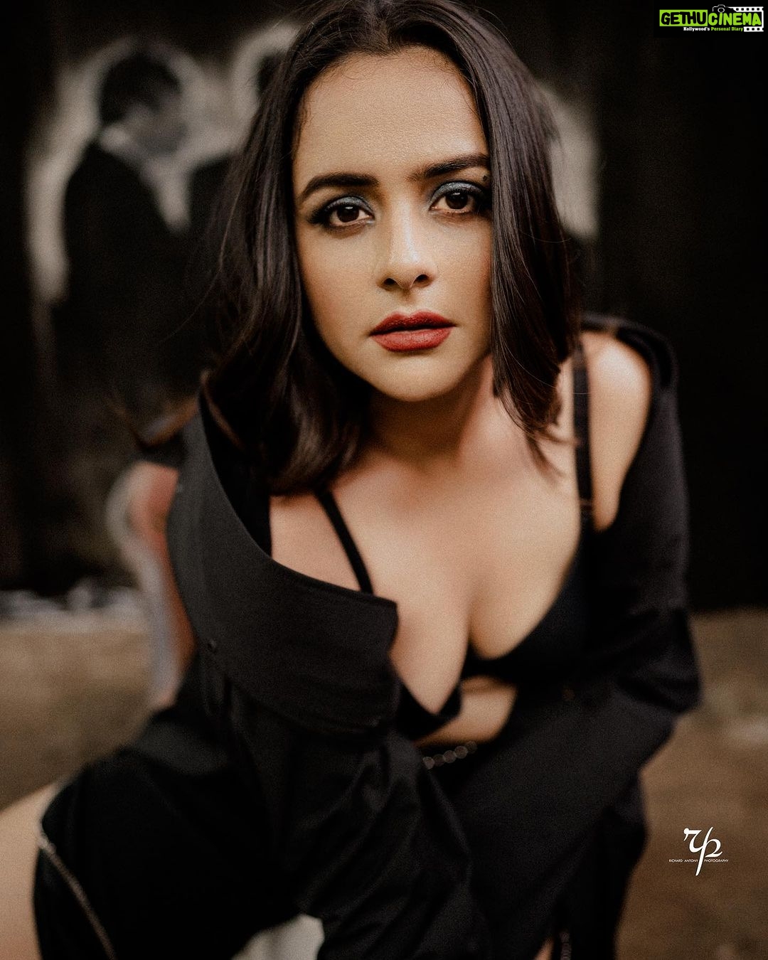 Prachi Tehlan Instagram - My favourite B&W series clicked by the one of the best in town and my all time favourite ! ❤️ Muse: @prachitehlan Photographer: @richard_antony_ Designer stylist : @jishadshamsudeen Makeup & HairStyling : @jcb_kochi Crew :@cinematographer_jibin_dev @knowrich Retouch : @sam_retouch #blackgirlmagic #blackandwhite Kochi, India