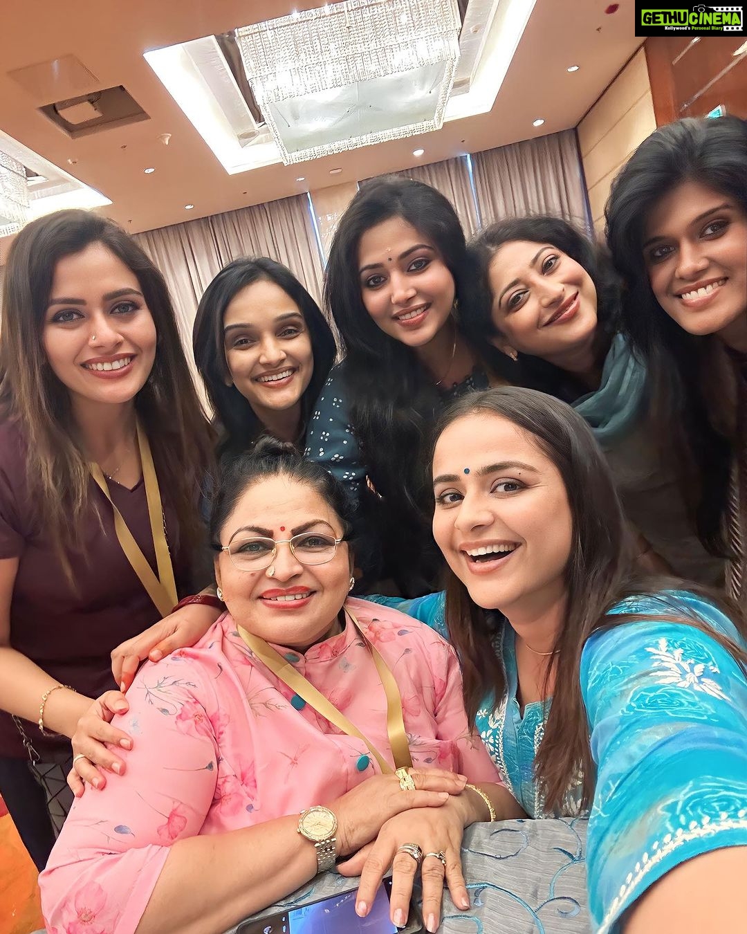 Prachi Tehlan Instagram - All about yesterday ๐ฅน during @amma.association rehearsals โบ๏ธ๐๐ @anu_sithara @jojugeorgeactorofficial @noushifatiz @actorjomol #keralaactors #malayalamactors #amma #performers #actorslife #loveforthework #happyfaces Kochi Marriott Hotel