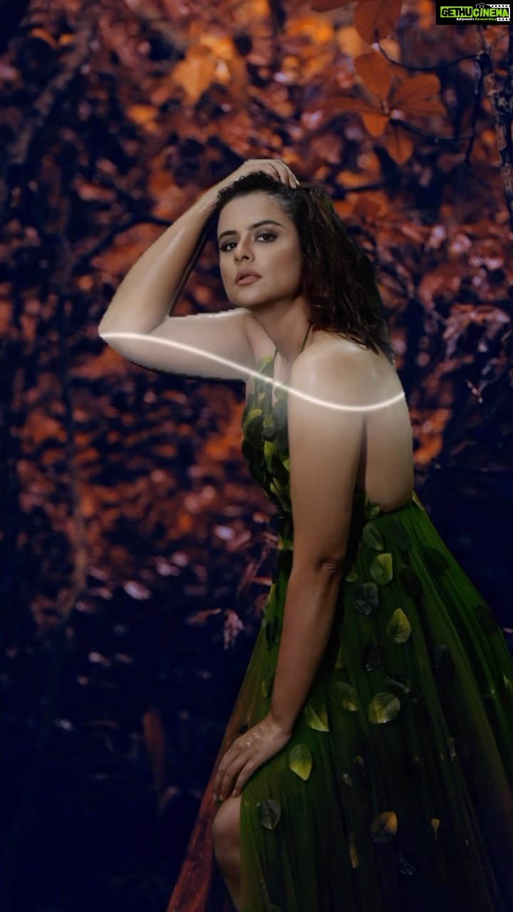 Prachi Tehlan Instagram - I missed a lot of trends while I was on digital detox! Well.. couldn’t have missed sharing this one with you which I really liked 😃 #iphonecopy #junglediaries #kochi #photoshoot #love #nature #reallocation #beingsexy Kochi, India
