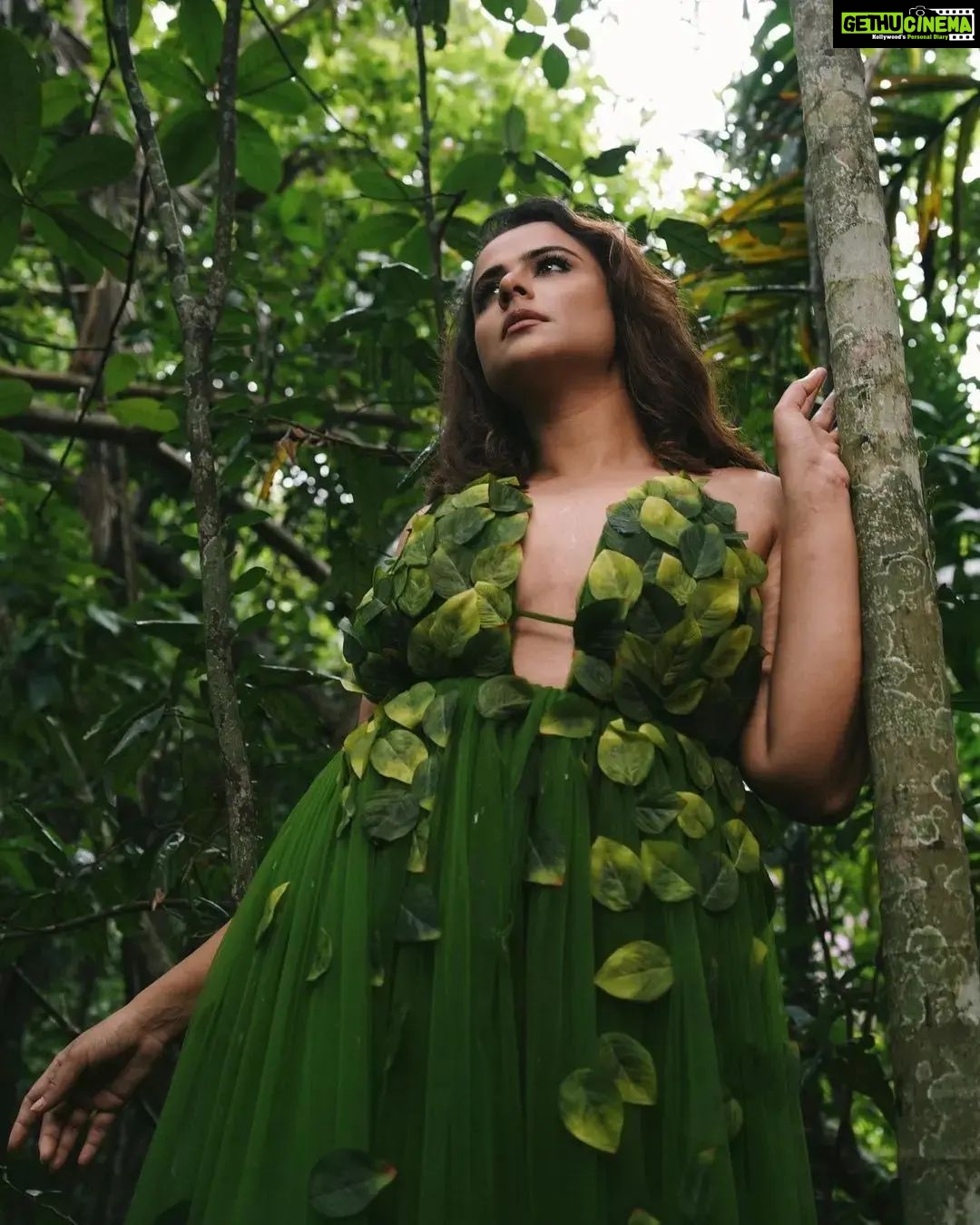 Prachi Tehlan Instagram - Stay close to nature It will never fail you🍃 Muse:@prachitehlan Photography: @sooraj_sarin @shammas_photography Makeup & Hair: @parvathyrajsmakeupstudio Costume Designer: @elzassignature #naturefashion #nature #natureinfluencer #naturaloutfit #naturedress #naturemodel #tosavenature #villageinfluencer