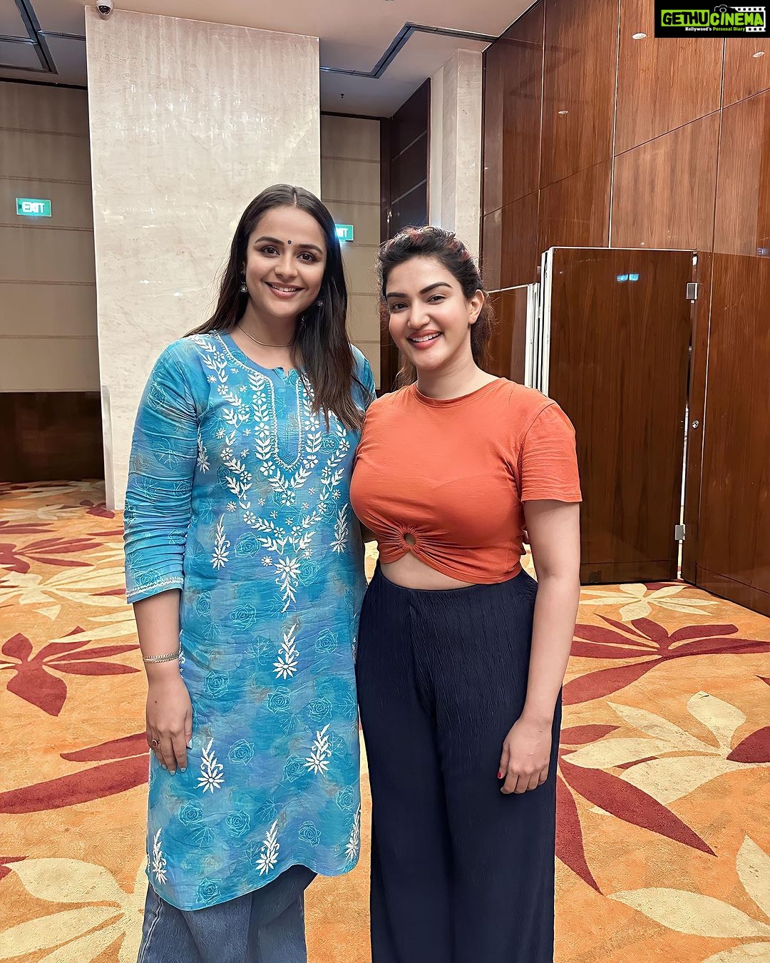 Prachi Tehlan Instagram - All about yesterday ๐ฅน during @amma.association rehearsals โบ๏ธ๐๐ @anu_sithara @jojugeorgeactorofficial @noushifatiz @actorjomol #keralaactors #malayalamactors #amma #performers #actorslife #loveforthework #happyfaces Kochi Marriott Hotel