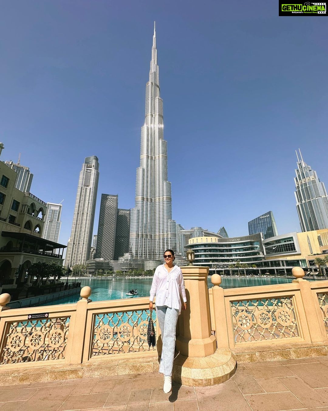 Prachi Tehlan Instagram - #tbt to Dubai ❤️ Wearing: Jeans: @mango Shirt: @zara Accessories: @louisvuitton Shoes: @jimmychoo Bag: @louisvuitton Goggles: @bulgari #travel #fun #peace #faith #dubailife #adventure Burj Khalifa