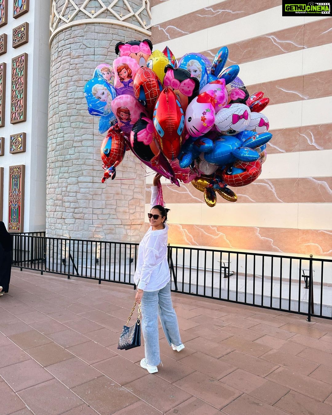 Prachi Tehlan Instagram - #tbt to Dubai ❤️ Wearing: Jeans: @mango Shirt: @zara Accessories: @louisvuitton Shoes: @jimmychoo Bag: @louisvuitton Goggles: @bulgari #travel #fun #peace #faith #dubailife #adventure Burj Khalifa