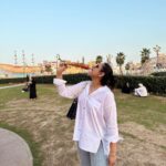 Prachi Tehlan Instagram - #tbt to Dubai ❤️ Wearing: Jeans: @mango Shirt: @zara Accessories: @louisvuitton Shoes: @jimmychoo Bag: @louisvuitton Goggles: @bulgari #travel #fun #peace #faith #dubailife #adventure Burj Khalifa