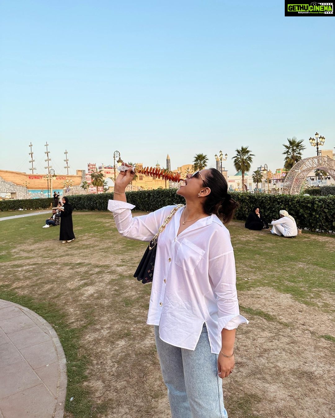 Prachi Tehlan Instagram - #tbt to Dubai ❤️ Wearing: Jeans: @mango Shirt: @zara Accessories: @louisvuitton Shoes: @jimmychoo Bag: @louisvuitton Goggles: @bulgari #travel #fun #peace #faith #dubailife #adventure Burj Khalifa