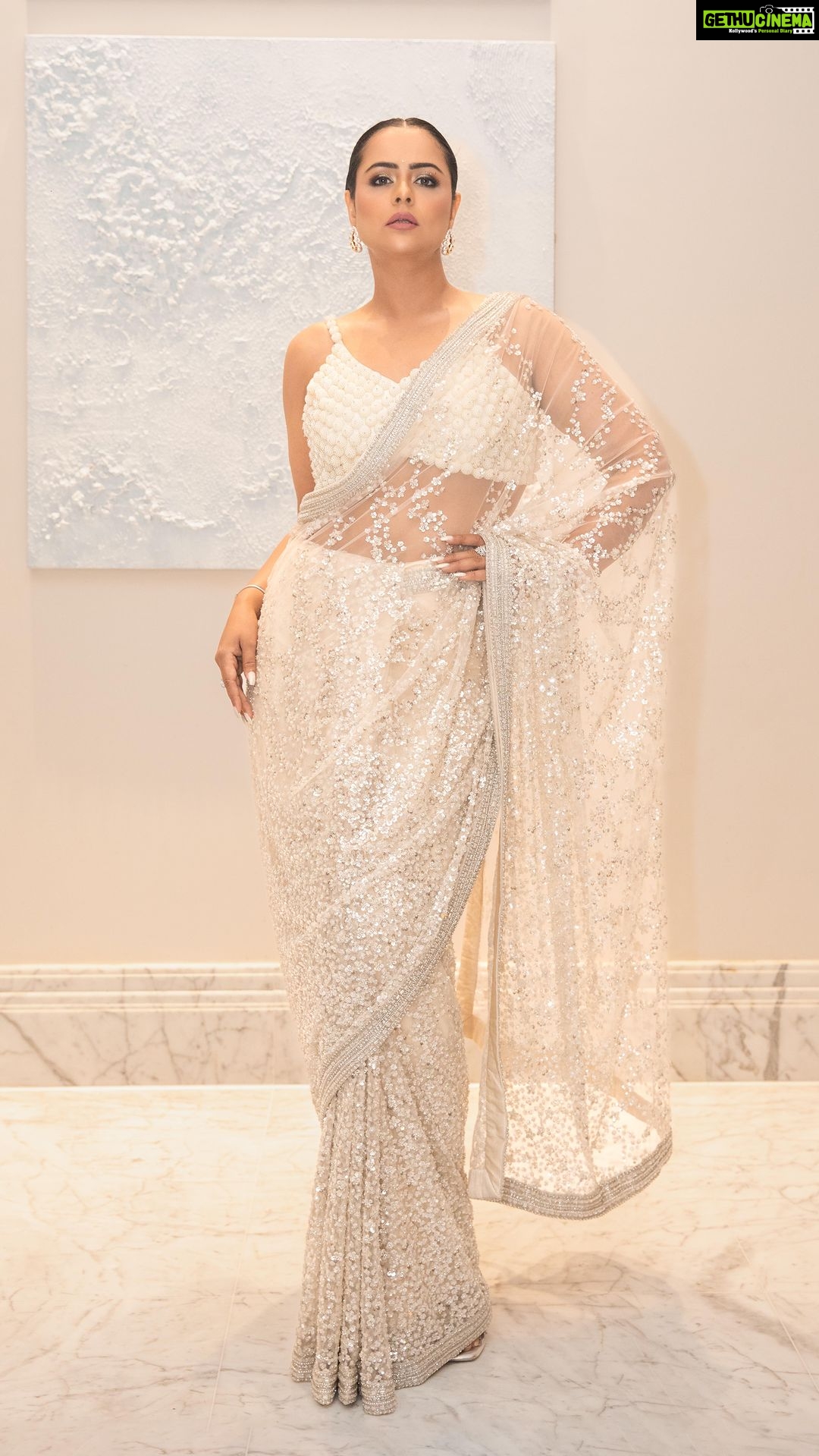 Prachi Tehlan Instagram - I’m not your barbie girl ❤️🔥 Stylist: @rishu812 Wearing : @dlmayaofficial @dlmaya8 Accessories: @sollakdesigns MUAH: @glam_by_barsha Captured by: @reyansh_rahul_photography Event: @siimawards #sareelove #indiansareeangels