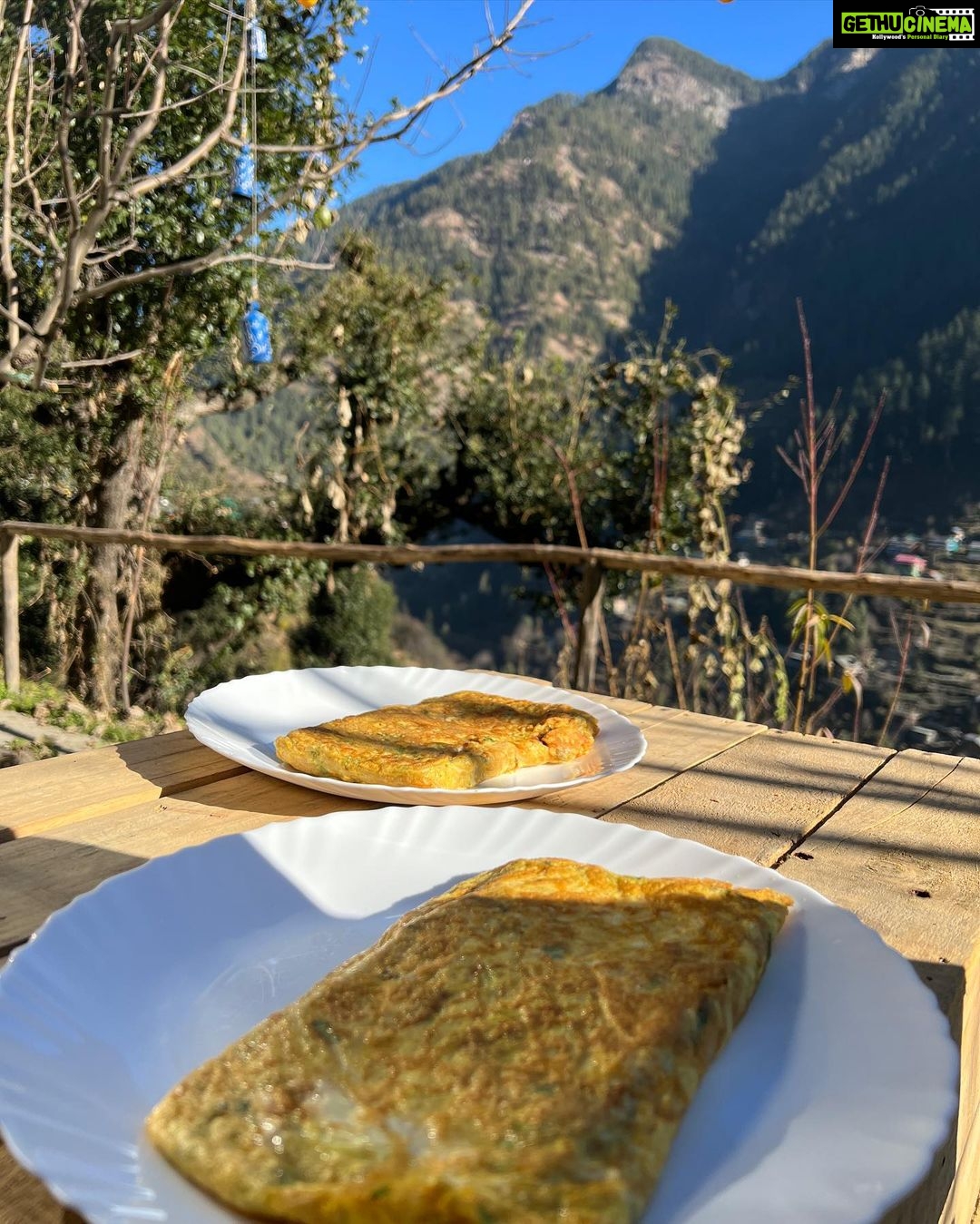 Prachi Tehlan Instagram - Wait till the last swipe for the beautiful video ❤️ First visit to Jibhi by road! Stayed at this beautiful property @moonstonehammockofficial . Must visit for : - beautiful location - 3 different categories of rooms. Ours is the dome - small team and very loving - 3 beautiful dogs - mouthwatering food !!!! 😍😍🙌🏻 (excitement only because I am a foody) aur pahadon par aisa khana mil jaye pyaar se to kya baat kya baat 😍 - bonfire at this cozy location and great music played #jjbhi #domestay #prachitehlan #travels #mountains #himachal #beuatifuleverything Moonstone Hammock