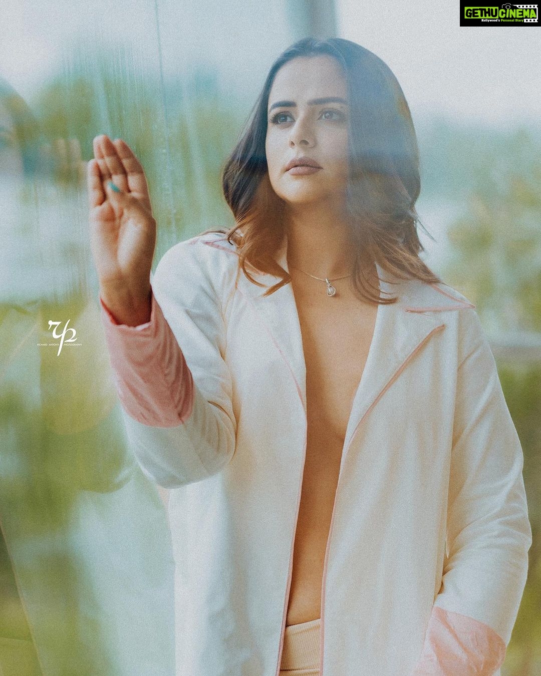 Prachi Tehlan Instagram - ‘Feeling confident, being comfortable in your skin - shape - size — That’s what really makes you beautiful’ ! ❤️ Muse: @prachitehlan Photographer: @richard_antony_ Designer stylist : @jishadshamsudeen Makeup & HairStyling : @jcb_kochi Crew :@cinematographer_jibin_dev @knowrich Retouch : @sam_retouch #beingboldandboundless #beingboldandunapologetic🗣 Kochi, India