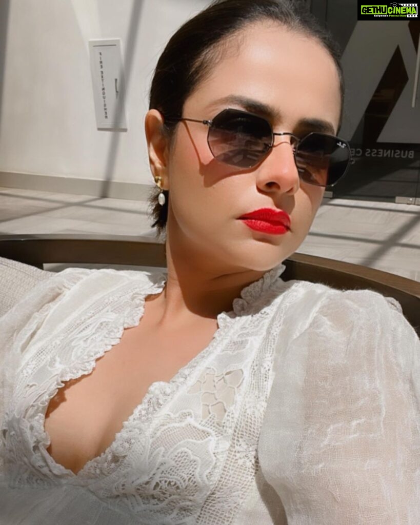 Prachi Tehlan Instagram - Being my own boss .. now and always! ❤️ Chilling under the sun protected by glass shed in the #NYC 🥰 Wearing: @mango Lipstick: @beloracosmetics #traveller #representingIndia #75thindependenceday🇮🇳 Long Island Marriott