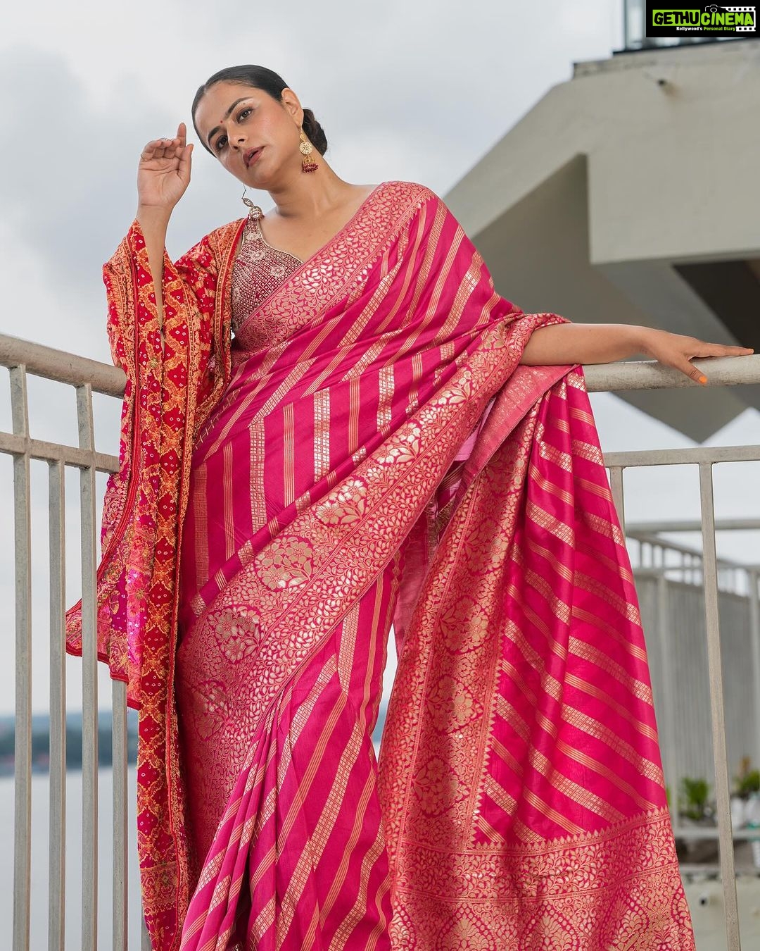 Prachi Tehlan Instagram - ✨My Festive season began with @kochimarriott feeling all vibrant and Colorful ✨ Styled By: @rishu812 Wearing: @rckc.aurum MUAH: @makeup_by_shibinantony Captured By: @ebin_jozef_antoni @manishmalhotra05 x @kochimarriott x @marriottbonvoy #DiwaliWithMarriott #KochiMarriott #MarriottBonvoy #diwalivibes #kochi #sareelove Marine Drive, Cochin, Kerala