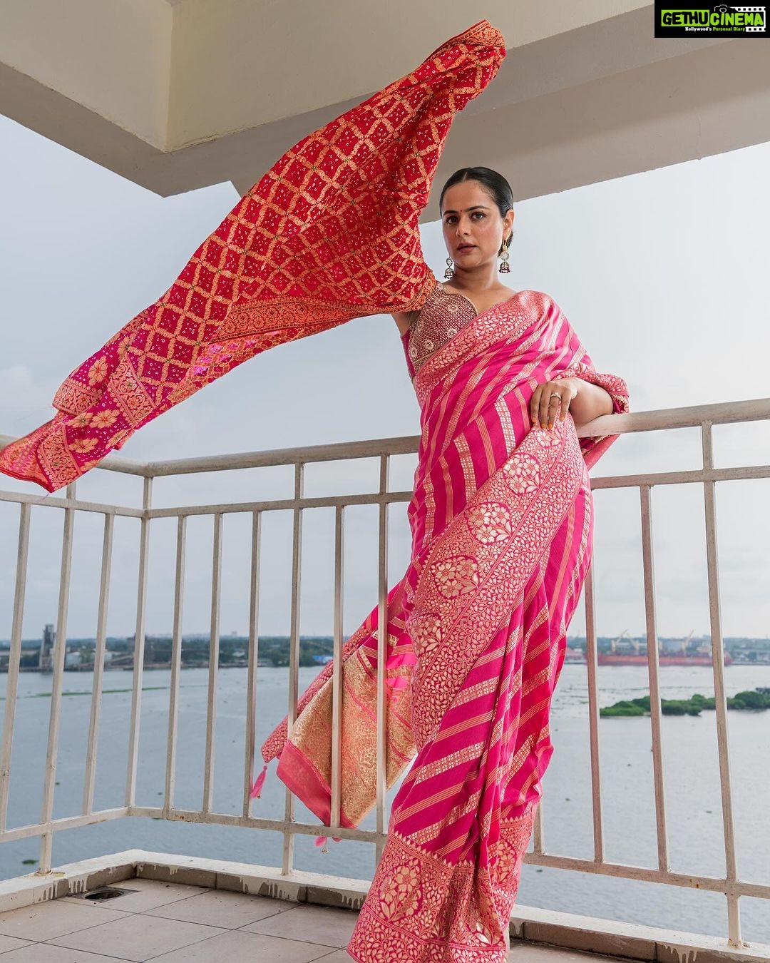 Prachi Tehlan Instagram - ✨My Festive season began with @kochimarriott feeling all vibrant and Colorful ✨ Styled By: @rishu812 Wearing: @rckc.aurum MUAH: @makeup_by_shibinantony Captured By: @ebin_jozef_antoni @manishmalhotra05 x @kochimarriott x @marriottbonvoy #DiwaliWithMarriott #KochiMarriott #MarriottBonvoy #diwalivibes #kochi #sareelove Marine Drive, Cochin, Kerala