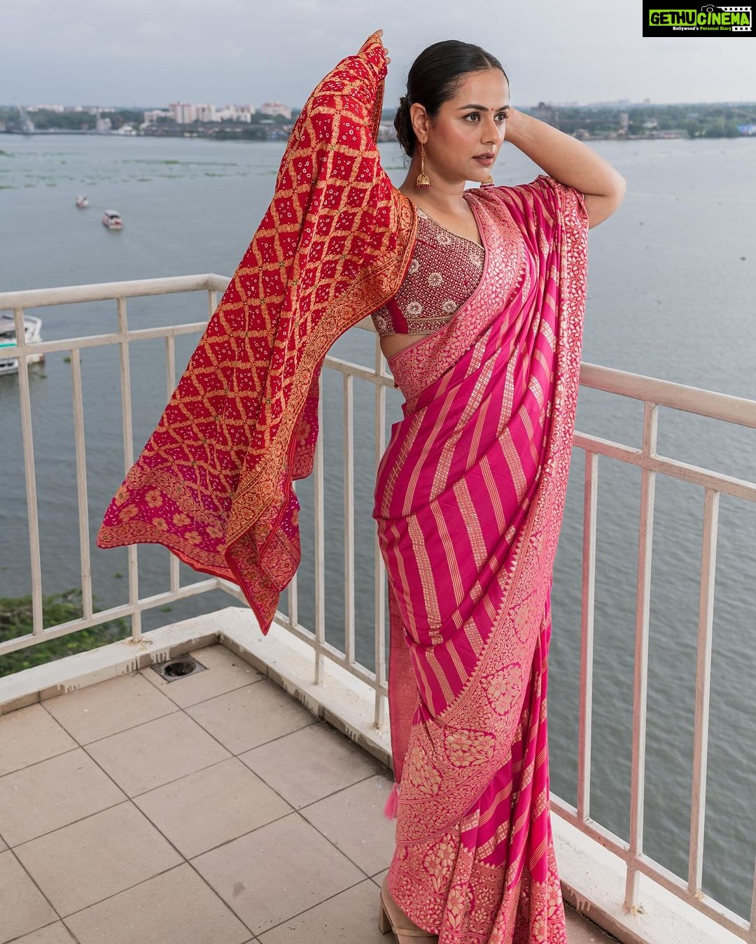 Prachi Tehlan Instagram - ✨My Festive season began with @kochimarriott feeling all vibrant and Colorful ✨ Styled By: @rishu812 Wearing: @rckc.aurum MUAH: @makeup_by_shibinantony Captured By: @ebin_jozef_antoni @manishmalhotra05 x @kochimarriott x @marriottbonvoy #DiwaliWithMarriott #KochiMarriott #MarriottBonvoy #diwalivibes #kochi #sareelove Marine Drive, Cochin, Kerala