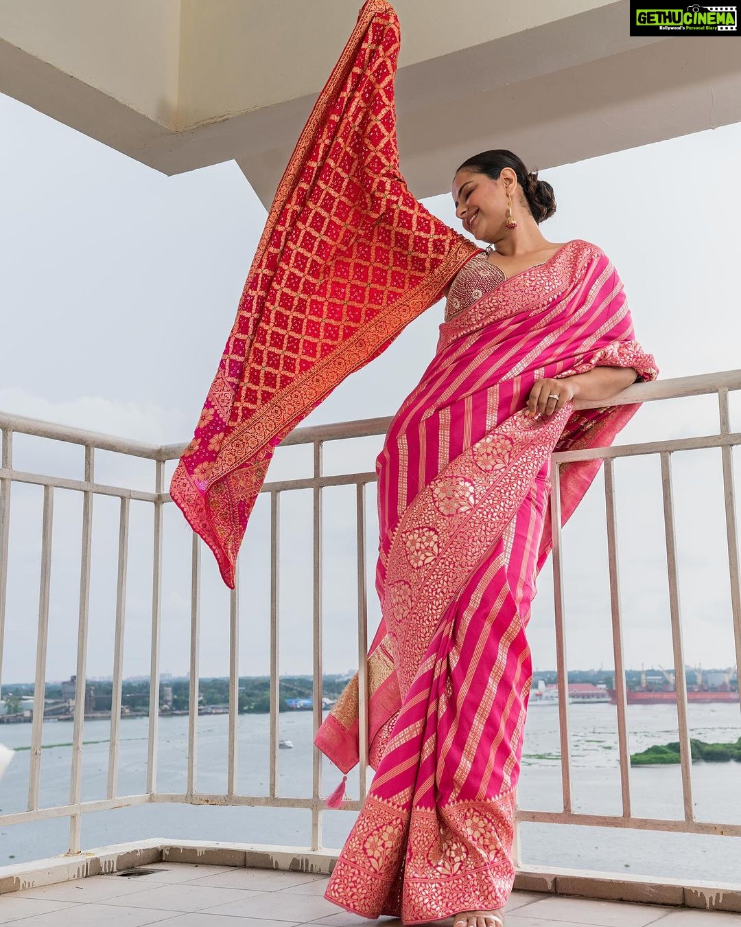 Prachi Tehlan Instagram - ✨My Festive season began with @kochimarriott feeling all vibrant and Colorful ✨ Styled By: @rishu812 Wearing: @rckc.aurum MUAH: @makeup_by_shibinantony Captured By: @ebin_jozef_antoni @manishmalhotra05 x @kochimarriott x @marriottbonvoy #DiwaliWithMarriott #KochiMarriott #MarriottBonvoy #diwalivibes #kochi #sareelove Marine Drive, Cochin, Kerala