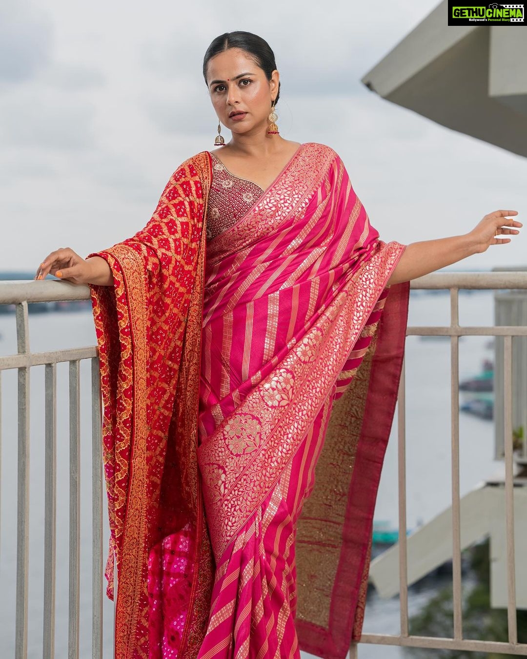 Prachi Tehlan Instagram - ✨My Festive season began with @kochimarriott feeling all vibrant and Colorful ✨ Styled By: @rishu812 Wearing: @rckc.aurum MUAH: @makeup_by_shibinantony Captured By: @ebin_jozef_antoni @manishmalhotra05 x @kochimarriott x @marriottbonvoy #DiwaliWithMarriott #KochiMarriott #MarriottBonvoy #diwalivibes #kochi #sareelove Marine Drive, Cochin, Kerala