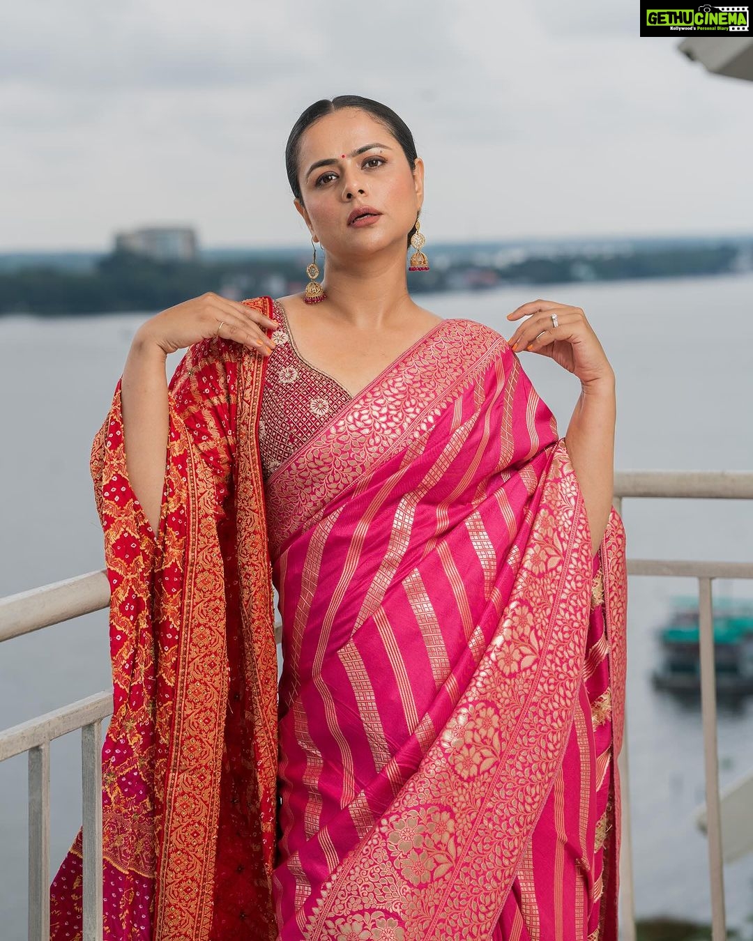 Prachi Tehlan Instagram - ✨My Festive season began with @kochimarriott feeling all vibrant and Colorful ✨ Styled By: @rishu812 Wearing: @rckc.aurum MUAH: @makeup_by_shibinantony Captured By: @ebin_jozef_antoni @manishmalhotra05 x @kochimarriott x @marriottbonvoy #DiwaliWithMarriott #KochiMarriott #MarriottBonvoy #diwalivibes #kochi #sareelove Marine Drive, Cochin, Kerala