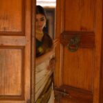 Pragya Nagra Instagram - Indulge in the serenity of ‘Abhira,’ an exquisite cream beige Kanjivaram silk saree. Its beauty is accentuated by a vibrant green zari border, showcasing a blend of geometrical patterns and graceful Annam designs. The pallu, a delightful pink maroon shade shot through with a zari line, adds a touch of elegance, with its simplicity enhancing the beauty of the borders. ‘Abhira’ is a true testament to the timeless allure of Kanjivaram silk. Shop now: https://taribygayatri.com/product/abhira/ Captured and edited: @chitrapriyadarshini Model: @pragyanagra Makeup: @m.m_by_madonna Saree: @taribygayatri Location: @chettinadhotels_ #SareeStoryUnveiledByTari #sydneysareeshops #taribygayatri #sareelove #sydneysareelover #tamilweddingssydney #kanjivaramsaree #kanjivaramsaree #kanjivarams Sydney, Australia