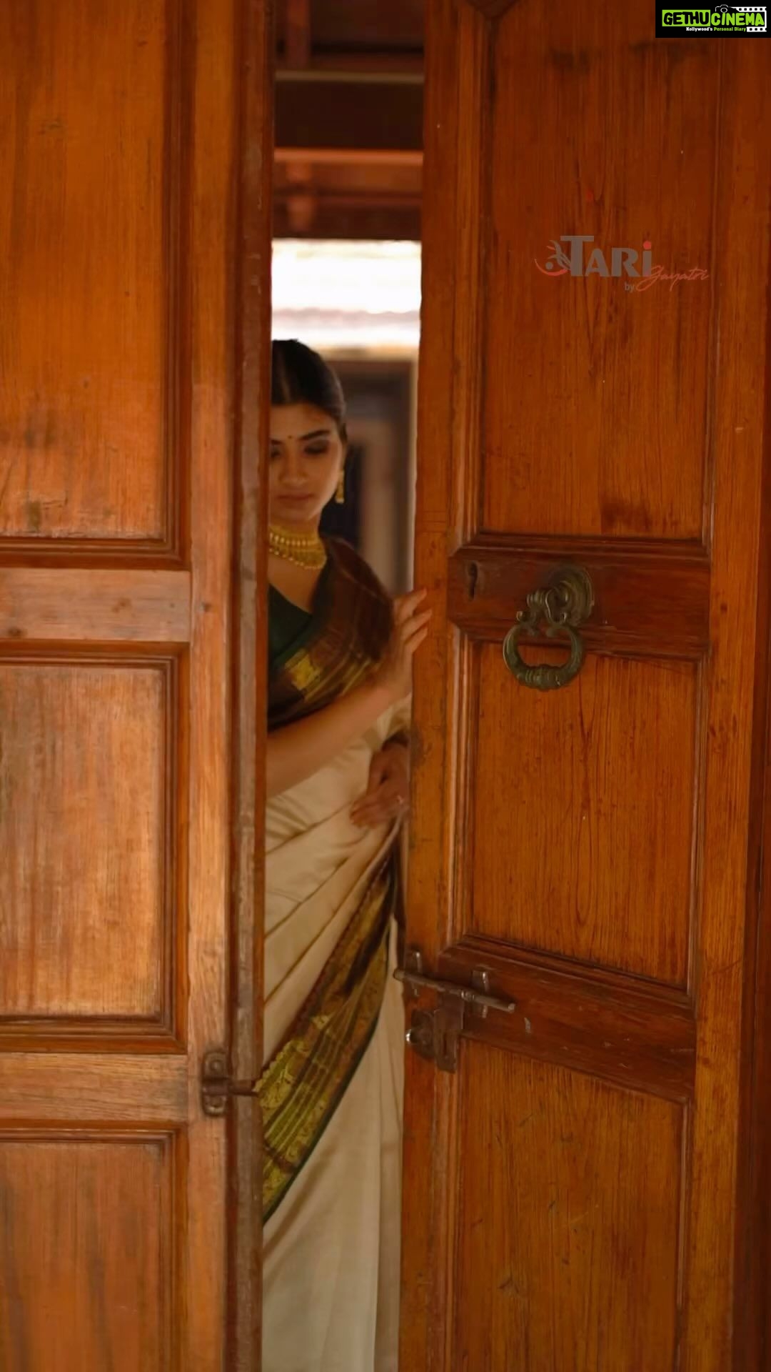 Pragya Nagra Instagram - Indulge in the serenity of ‘Abhira,’ an exquisite cream beige Kanjivaram silk saree. Its beauty is accentuated by a vibrant green zari border, showcasing a blend of geometrical patterns and graceful Annam designs. The pallu, a delightful pink maroon shade shot through with a zari line, adds a touch of elegance, with its simplicity enhancing the beauty of the borders. ‘Abhira’ is a true testament to the timeless allure of Kanjivaram silk. Shop now: https://taribygayatri.com/product/abhira/ Captured and edited: @chitrapriyadarshini Model: @pragyanagra Makeup: @m.m_by_madonna Saree: @taribygayatri Location: @chettinadhotels_ #SareeStoryUnveiledByTari #sydneysareeshops #taribygayatri #sareelove #sydneysareelover #tamilweddingssydney #kanjivaramsaree #kanjivaramsaree #kanjivarams Sydney, Australia
