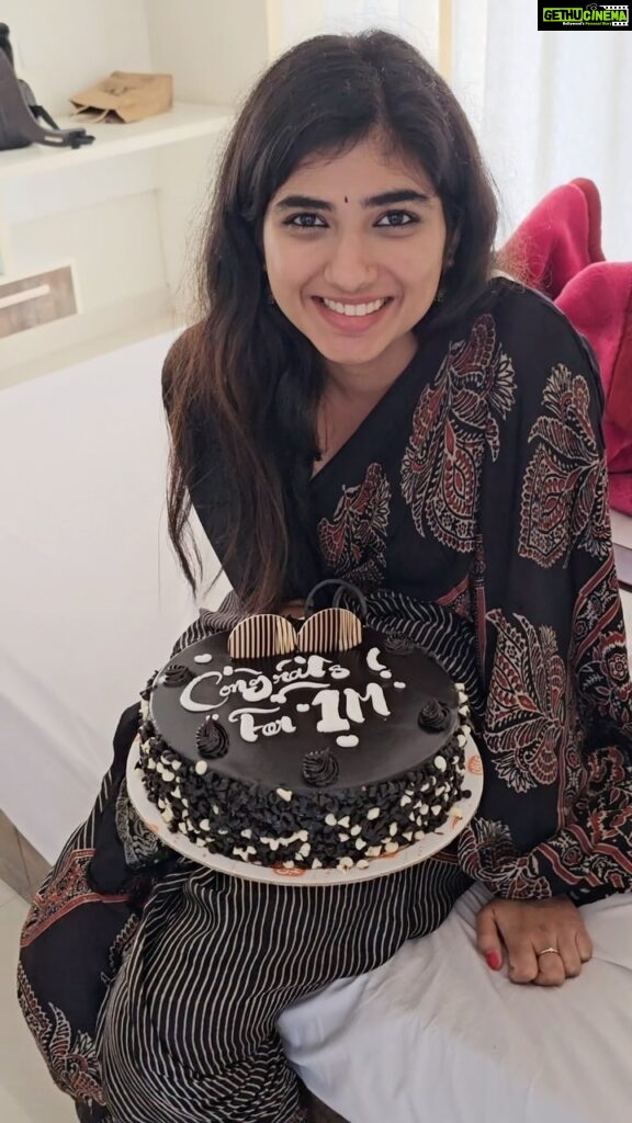 Pragya Nagra Instagram - Thankyou so so so much @shrutivijayan.s 🥹❤💫 Can’t tell you what this means 🌟 @que.sera.saraa got me a cake for my Blue Tick Verification on Instagram🌺 And now this….I believe all my life it’s only been girls who’ve made my achievements so much more meaningful and worth celebrating 🎉 I’ve had these beautiful beautiful angels surprising me when I least expected it! Thankyou again @shrutivijayan.s 🥹❤🥳💫 Delivered by @siju_wilson 🌸 Saree by @swapnamanthra 🌺 Aluva