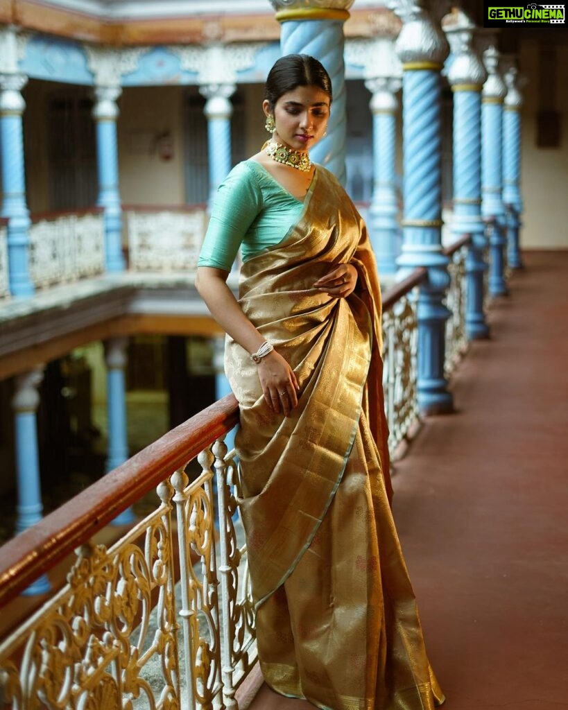 Pragya Nagra Instagram - Kritara’ - a breathtaking Kanjivaram silk saree in serene beige and radiant gold, adorned with intricate pure zari woven designs that shimmer like the festival of lights. The subtle hints of pink tones add a touch of femininity, while the beautiful blue and mint green selvedge enhances its charm. The elaborate zari pallu is a masterpiece in itself, telling tales of tradition and craftsmanship. This Diwali, be the embodiment of grace and tradition with ‘Kritara.’ Elevate your festive look and light up the celebrations in style. Shop now: https://taribygayatri.com/product/kritara/ Captured and edited: @chitrapriyadarshini Model: @pragyanagra Makeup: @m.m_by_madonna Saree: @taribygayatri Stylist: @taribygayatri Location: @chettinadhotels_ #SareeStoryUnveiledByTari #sydneysareeshops #taribygayatri #sareelove #sydneysareelover #tamilweddingssydney #sydneysareegallery #kanjivarams #pragyanagra #puresilksaree #kanchivaramsilksaree Sydney, Australia