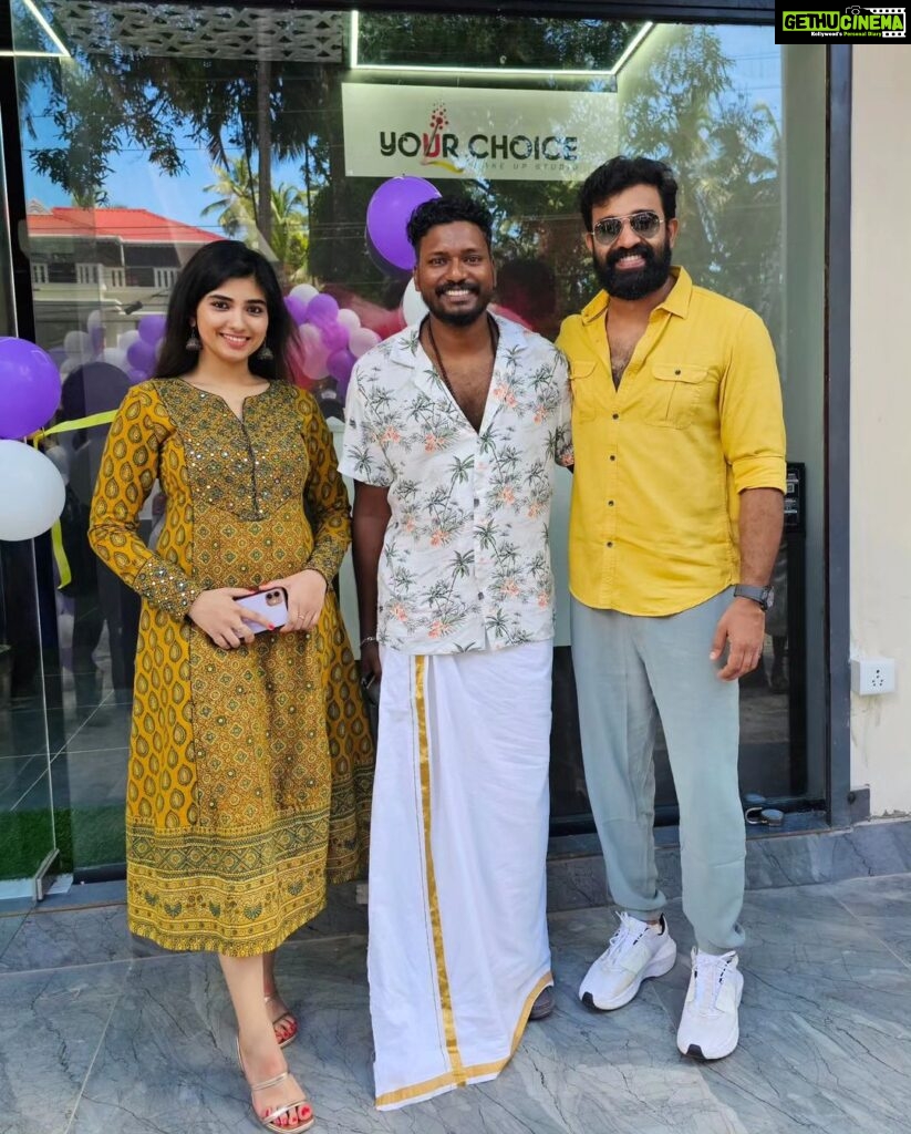 Pragya Nagra Instagram - Congratulations on your new venture @vish_nudev773 🤗❤️ Happy to be part of a new phase in your life 😊 Wish you all the best 😍 Inaugurated Your Choice Make Up Studio in Perakam, Guruvayoor with @pragyanagra today 😊