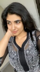 Pragya Nagra Instagram - Just looking like a WOW🤩🌺💫 On special demand🤭❤️