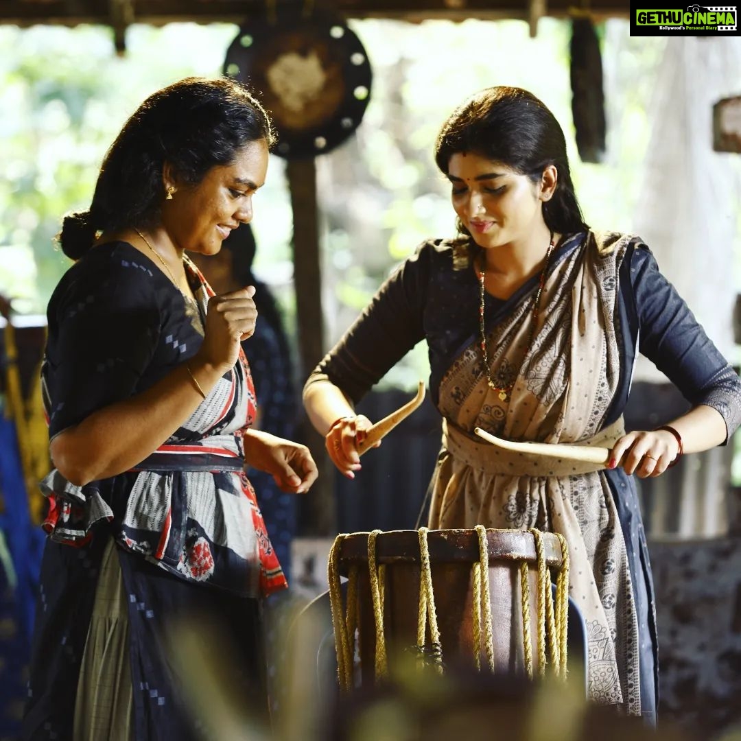 Pragya Nagra Instagram - Some friends we get accidentally and it works, Yamuna @pragyanagra & Haritha @aami_thasnim . . #friendship #love #nadhikalilsundariyamuna #malayalamfilm #malayalamcinema #movie #movieset Kannur