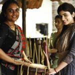 Pragya Nagra Instagram - Some friends we get accidentally and it works, Yamuna @pragyanagra & Haritha @aami_thasnim . . #friendship #love #nadhikalilsundariyamuna #malayalamfilm #malayalamcinema #movie #movieset Kannur