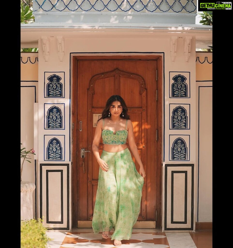 Prajakta Koli Instagram - The mor in my hiwda goes tak thaiyya thaiyya. 🦚 … Wearing @anitadongre 📷- @roverdiaries_