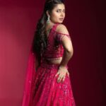 Prajakta Mali Instagram - नैनों से नैना जो मिला के देखे.. मौसम के साथ मुस्कुरा के देखे दुनिया उसी की है जो आगे देखे.. मूड मूड के ना देख मूड मूड के…। . #oldsongs #love #longshots #prajakttamali @🌷 . (मूड मूड के सोडा.. समोर बघूनही नीट चालता येत नव्हतं, हा घागरा तब्बल १०-१२ किलोंचा होता . 😵‍💫पण होता सुंदर. ) Lehenga - @aahava_couture Jewellery - @shillpapuriidesignerjewellery Styled by - @rajasidatar Assisted by - @_mansikadam13 Makeup - @seemaaofficial Hair - @nilampatel12 Photos - @thepolaroid8