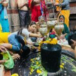 Prajakta Mali Instagram - चिदानंद रूपा “शिवोऽहम् शिवोऽहम्”… 🔱 . आजच्या सोमवारी संकल्प सोडला.. येत्या वर्षात “१२ ज्योतिर्लिंग यात्रा” करणार. आज सुरूवात झाली - “महाराष्ट्रातल्या - परळी वैजनाथ” पासून. (ही यात्रा एकसंधपणे करता आली असती तर जास्त आनंद झाला असता, पण कामाच्या commitments मध्ये ते शक्य नाही. आपणांस तसे जमत असेल तर जरूर करावे. एकसंधपणे यात्रा करणे इष्ट.) . #महादेव #साधक #शिवभक्त #prajakttamali @💫