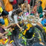 Prajakta Mali Instagram - चिदानंद रूपा “शिवोऽहम् शिवोऽहम्”… 🔱 . आजच्या सोमवारी संकल्प सोडला.. येत्या वर्षात “१२ ज्योतिर्लिंग यात्रा” करणार. आज सुरूवात झाली - “महाराष्ट्रातल्या - परळी वैजनाथ” पासून. (ही यात्रा एकसंधपणे करता आली असती तर जास्त आनंद झाला असता, पण कामाच्या commitments मध्ये ते शक्य नाही. आपणांस तसे जमत असेल तर जरूर करावे. एकसंधपणे यात्रा करणे इष्ट.) . #महादेव #साधक #शिवभक्त #prajakttamali @💫