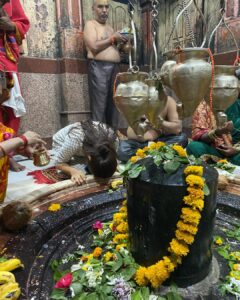 Prajakta Mali Instagram - चिदानंद रूपा “शिवोऽहम् शिवोऽहम्”… 🔱 . आजच्या सोमवारी संकल्प सोडला.. येत्या वर्षात “१२ ज्योतिर्लिंग यात्रा” करणार. आज सुरूवात झाली - “महाराष्ट्रातल्या - परळी वैजनाथ” पासून. (ही यात्रा एकसंधपणे करता आली असती तर जास्त आनंद झाला असता, पण कामाच्या commitments मध्ये ते शक्य नाही. आपणांस तसे जमत असेल तर जरूर करावे. एकसंधपणे यात्रा करणे इष्ट.) . #महादेव #साधक #शिवभक्त #prajakttamali @💫